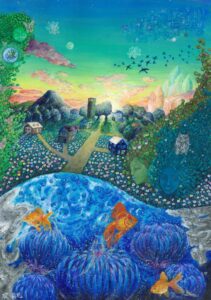 湖から金魚が跳ねる幻想的な風景。夕暮れの村と森の精霊たち、空には鳥と結晶のような光が浮かび、緑と青の世界が広がっている絵画。