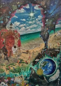 赤い扉の前に立つ翼のある子どもと猫。広がる海と空に輝く星。下には地球や海の生き物、花々が描かれ、宇宙と自然がひとつに溶けあう幻想的な絵